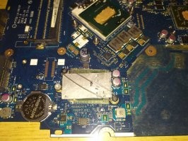 Из последнего.
Коллега принёс ноутбук, купленный на Авито.
Перегревается и отключается.
Вскрытие показало, что те, кто ранее вскрывал сей ноут, забыли прикрутить охлаждение на чипсет.
Пришлось импровизировать. Нашли полоску алюминия, отломали кусок, выровняли в тисках и прикрутили но проволоку. Естественно густой слой термопасты :).
Перегрев ушёл.