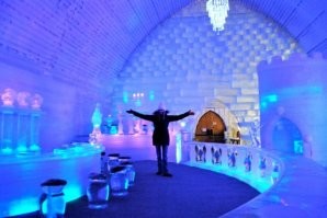 Холодно там. Задубеешь. Даже оленьи шкуры не помогут. С собой спирт надо брать.
Цитата: ... Температура в таком отеле составляет -4 C. Нормальной считается и -10 C. Так что такой отдых – не для мерзляков.  Вся мебель, находящаяся в отеле, изготовлена изо льда. Кровати сделаны в виде ледяных подиумов, устеленных оленьими шкурками. Всем посетителям необычного отеля выдают спальные мешки на меху или на пуху. Перед сном посетители обязательно заходят в бар  Ice Bar "Absolut". Он тоже изготовлен из самых прозрачных в мире блоков льда. Собираясь остановиться в этом отеле, стоит учесть траты и на спиртное, ведь они будут неминуемыми. В стоимость проживания в Юккасъярви уже включены некоторые напитки. Это – утренний глинтвейн, который подают каждому гостю прямо в постель. Ещё – полотенца и сауна (утренняя, после холодной ночи). Завтраки также включены в счет номера. За такую красоту придётся пожертвовать некоторыми привычными удобствами. К примеру, в отеле вы не найдёте санузел. Он расположен в другом здании, до которого нужно идти по улице. Естественно, в номере вы не найдете ни телевизора, ни электричества.
Источник: