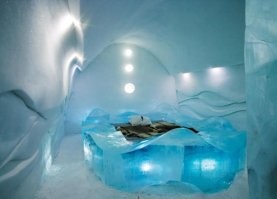 Холодно там. Задубеешь. Даже оленьи шкуры не помогут. С собой спирт надо брать.
Цитата: ... Температура в таком отеле составляет -4 C. Нормальной считается и -10 C. Так что такой отдых – не для мерзляков.  Вся мебель, находящаяся в отеле, изготовлена изо льда. Кровати сделаны в виде ледяных подиумов, устеленных оленьими шкурками. Всем посетителям необычного отеля выдают спальные мешки на меху или на пуху. Перед сном посетители обязательно заходят в бар  Ice Bar "Absolut". Он тоже изготовлен из самых прозрачных в мире блоков льда. Собираясь остановиться в этом отеле, стоит учесть траты и на спиртное, ведь они будут неминуемыми. В стоимость проживания в Юккасъярви уже включены некоторые напитки. Это – утренний глинтвейн, который подают каждому гостю прямо в постель. Ещё – полотенца и сауна (утренняя, после холодной ночи). Завтраки также включены в счет номера. За такую красоту придётся пожертвовать некоторыми привычными удобствами. К примеру, в отеле вы не найдёте санузел. Он расположен в другом здании, до которого нужно идти по улице. Естественно, в номере вы не найдете ни телевизора, ни электричества.
Источник: