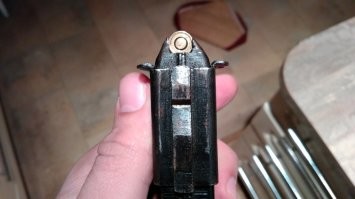 Знаю о двух видах секторных магазинов - плоский и с рёбрами жесткости. Так же и бубны - с одним кольцевым ребром жесткости и двумя.
По взаимозаменяемости - это обыкновенный технический кретинизм. Самое главное не в технике перестроения патронов из двух рядов в один, не в возможности засунуть магазин ППС в ППШ, а в механизме фиксации положения магазина в ПП. У ППШ для этого служат передняя и задняя поверхность выреза ствольной коробки под магазин и "уши" на секторном магазине, предотвращающие боковое смещение, наследие бубна, где роль "ушей" играл сам корпус дискового магазина; у ППС - горловина, как у дойчей, не дающая смещаться магазину ни в одну из сторон.