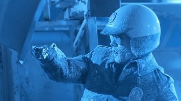 Давление горячей воды выше давления холодной воды.
 Но это зимой, почему-то, бл**ь.
 А летом... пока пойдёт горячая... умираешь от холода.
 Приколы от жкх.