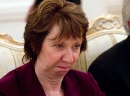 На какой из них она красавица (хотя бы симпатичная)? И подобных фоток можно найти море в тырнете
Политику её уровня стоит пройти тренировку у специалистов, как не корчить рожи. Потому что так она похожа на дебилку, что подрывает не только её престиж, но и организации, что она представляет
