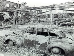 Долбоклюй  - это ты. Пор каким, бл@ть, репарациям? Опелевский завод в Рюссельсхайме, где до войны делали Кадеты, остался в американской зоне оккупации.
Cерийное производство легковушек свернули еще в 1940 году, начали делать детали для Юнкерса-88.  Англичане всю войну бомбили этот завод.
Когда в Рюссельсхайм для паспортизации и описи оборудования прибыли советские специалисты, оказалось, что вывозить оттуда нечего. 

Автомобильный историк Л. Шугуров в  труде «Автомобили России и СССР» излагает: "Немецкой технической документации не было, и все чертежи пришлось составлять заново по имевшемуся образцу машины."

Завод Опель  после войны.