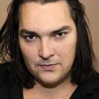 Хех, похожи. Кто не знает, ниже Алексей Горшенёв, вокалист группы Кукрыниксы, брат "Горшка" из Король и Шут