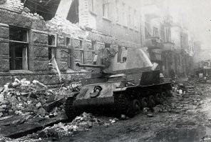 Венгерская 40-мм ЗСУ 40M «Нимрод» (40M Nimród), брошенная на улице Артура Гёргей (Görgey Artúr, ныне улица Ирен Варшаньи/Varsányi Irén) в Будапеште. Виден боковой фасад клиники на улице Капаш (Kapás).

Позади САУ, судя по всему, все, что осталось от венгерского грузовика повышенной проходимости Rába Botond 38M.