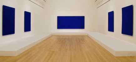 Выставка картин Ива Кляйна.