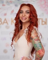 Она рядом с этой красавицей.
пс.

Мир погибает... пойду нажрусь..