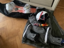 А вообще это не ловила , просто накрыло . Сам бы откапался, раз фрирайдом занялись так все ок . Я раньше тоже самое делал . Но обосался это уже хреново . 
Вот в данный момент собираюсь , вот только у меня и ледорубы и лопаты и маяки которые уже на частоты настроены   в воскресение вылет .  Фото прям сейчас , это я еще не все кинул :)