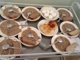 18 пациентов из разных стран показали, чем их кормили во время лечения в больнице