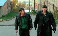 Маленький мальчик попадает один в незнакомый город

Он один, никого здесь не знает.
За ним гонятся бандиты

Но маленький Данила их не боится. Встречает женщину, любительницу голубей

Он встречает Трампа, который ему показывает

Но потом его находят родственники

--
Всё - хеппи енд.