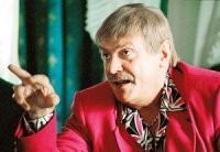 Маленький мальчик попадает один в незнакомый город

Он один, никого здесь не знает.
За ним гонятся бандиты

Но маленький Данила их не боится. Встречает женщину, любительницу голубей

Он встречает Трампа, который ему показывает

Но потом его находят родственники

--
Всё - хеппи енд.