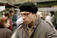 Маленький мальчик попадает один в незнакомый город

Он один, никого здесь не знает.
За ним гонятся бандиты

Но маленький Данила их не боится. Встречает женщину, любительницу голубей

Он встречает Трампа, который ему показывает

Но потом его находят родственники

--
Всё - хеппи енд.