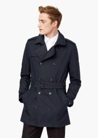 Тренчкот, ваще-то это не сленг ни разу. Он существовал до стиляг (где-то с конца 19 века) и благополучно существует до сих пор. Буквально trenchcoat - "траншейное пальто". Изначально - военный плащ особого покроя (вместо неудобной в окопах шинели), сейчас - двубортный плащ/пальто с отложным воротником, погончиками, поясом и шлицей сзади (часто - укороченный).