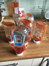 "Муж считает, что в этих банках ещё куча кетчупа"
Я тоже так считаю. Правда хранить столько одинаковых бутылок это Кащенка...