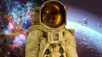 плоть из золота
Для защиты человека от солнечных лучей в космосе.
Шлем космонавта имеет светоотражающим фильтр.

В наше время, покрытие слоем золота защитного экрана на шлеме обязательное условие для скафандров космонавтов