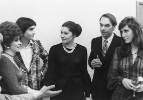 А Мирошниченко покрасивее будет...