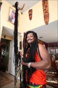 Сложно представить, сколько нужно времени, чтобы привести такую шевелюру в порядок. Перед тем как идти на работу? Ага, счас работают они... И дальше понеслась... См. фото: