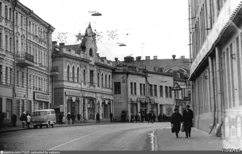 А до постройки "океанов" в обычных магазинах рыбу продавать было запрещено? Странно.. А это вот вражеская клевета и фотошоп, наверное?