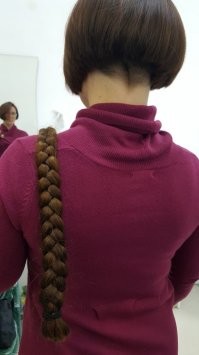 Десять лет? Фи! Я такую длинуотрастила от пикси за пять лет. Причём была гораздо старше этой девушки. И на вид волос у меня гораздо больше было. Иногда вижу девушек с длинными волосами и удивляюсь для чего отращивают тонкие крысиные хвостики. Вот уже больше двух лет как состригла косу. Надоели и уход столько времени занимает...  У кого время есть, то конечно можно, но вообще хлопотно.