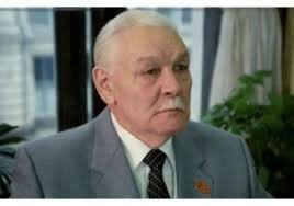 Всеволод Санаев - отец Елены Саранчой. Огромная фильмография, проще вспомнить по фильму "Белые росы".