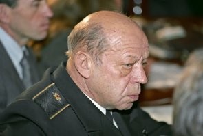А енто евойный папик. Диванный "адмиралъ" Тимошка "Гайдар". В свое время, имел погоняло - Контра.
