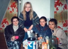 А красивые девчонки. Всё своё ведь, родное: губы, ресницы...