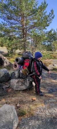 Туристический рюкзак на 75 литров. Не помню бренда, он старенький уже, да и появился у  меня как приз за соревнования по спортивному ориентированию.
Вот, на фото он. В прошлом году с сыном на Бесов нос ходили.