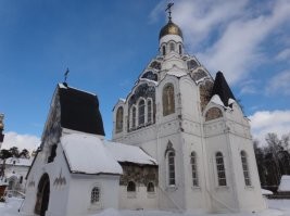 Другой ракурс. Нашёл в нете.

 Церковь Спаса Нерукотворного Образа в Клязьме (Церковь Николая Чудотворца и Алексия, митрополита Московского)   православная церковь в стиле модерн в посёлке Клязьма (современный микрорайон города Пушкино) Московской области. Храм построен купцом 2-й гильдии Иваном Александровичем Александренко на свои средства. Вместе с храмом Гребневской иконы Божией Матери храм образует Спасо-Гребневский приход.
 Источник:
