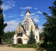Другой ракурс. Нашёл в нете.

 Церковь Спаса Нерукотворного Образа в Клязьме (Церковь Николая Чудотворца и Алексия, митрополита Московского)   православная церковь в стиле модерн в посёлке Клязьма (современный микрорайон города Пушкино) Московской области. Храм построен купцом 2-й гильдии Иваном Александровичем Александренко на свои средства. Вместе с храмом Гребневской иконы Божией Матери храм образует Спасо-Гребневский приход.
 Источник: