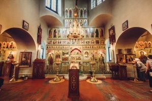Другой ракурс. Нашёл в нете.

 Церковь Спаса Нерукотворного Образа в Клязьме (Церковь Николая Чудотворца и Алексия, митрополита Московского)   православная церковь в стиле модерн в посёлке Клязьма (современный микрорайон города Пушкино) Московской области. Храм построен купцом 2-й гильдии Иваном Александровичем Александренко на свои средства. Вместе с храмом Гребневской иконы Божией Матери храм образует Спасо-Гребневский приход.
 Источник: