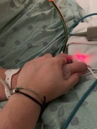 инсульт? ничего удивительного.
судя по руке, в 28 летней подруге кило так 160...