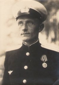 У меня дед оборонял Ленинград, морская авиация.  Вывезли в январе 43-го по Дороге жизни, кожа да кости, еле оправился. Даже летчиков досыта нечем было кормить. Есть фото июня 45-го.