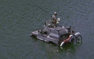 Джеки Чан в "Доспехах бога" там рыбу ловил.