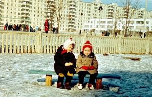 Маленькие бабульки.  

З.Ы. Так всегда хочется, чтобы кто-нибудь себя узнал на детских фотках. Пионерские часто попадаются, классы - это ж были коллективные фоты, у всех была своя. Кто-нибудь заглянул бы на Фишки, рассказал, что и как, какое событие на фото, как жизнь сложилась... Вот  эти девочки, например, ау
