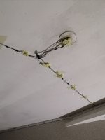 Под натяжным потолком не видно. Нахрен её в штробу прятать?