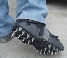 Мужчина решил почистить машину, но у гололёда были другие планы