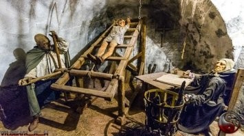 Вот первый фитнес центр. Девушка на ресепшене. Индивидуальный тренер. Всё как полагается...)