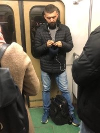 Что не так?
Не к кому не пристаёт?
Очень успокаивает нервы!
К тому же шарфик (свой,любимый, который сам и связал)
Поверте девчёнки от таках тащатся.
Если ещё и не пьёт, работает и хорошо готовит, то ИДЕАЛЬНЫЙ мужик!