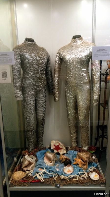 Костюм Ихтиандра для съемок фильма "Человек-амфибия" был изготовлен из материи, из которой шили плотные женские колготки. А чешую сделали из старой белой кинопленки. Были вырезаны 10 тысяч чешуек и сшиты 4 костюма.

Два из этих четырёх костюмов в музее Ленфильма