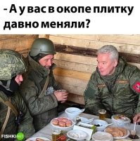 Некоторые гражданские утверждают, что в бутерброде нужно сыр класть на колбасу, а не наоборот. Но эти парни знают правду.
В любом случае очень бы хотелось, чтобы и хлеба, и сыра, и колбасы у них хватало не только для таких фотографий