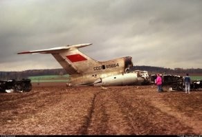 Было похожее - "Табачный рейс"

Авария самолета Ту-154М 17 ноября 1990 года

О вынужденной посадке горящего Ту-154М, выполнявшего грузовой полёт, в поле Восточной Чехословакии в 1990 году, что в 120 километрах от Праги, говорили и писали все в Чехословакии. Много сообщений было и в наших СМИ. Между деревнями Дубенец и Ноузов было всего 1300 метров, самолёту удалось сесть на этом пространстве и остановиться в трёхстах метрах от деревни Дубенец напротив костёла. Как говорили местные жители «Бог спас» и в этом было что-то реальное.