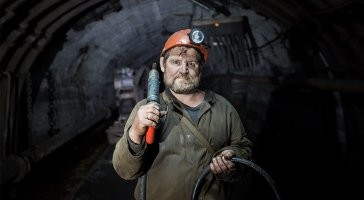 Пусть расскажут им как они устали столовое серебро  в тряпочки заворачивать.