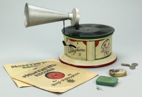 Однозначно. На картинке Kiddyphone - детский граммофон. Выпускался в 20 годах ХХ века. 
Фонограф Эдиссон запатентовал в конце ХIХ.
Так что это точно не он.