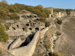 Незачет: коротковатый пост и тема изнутри не открыта. самое интересное именно как жили, условия быта. Также не упомянуты наши Российские пещерные города, а они есть не только в Крыму. ЗЫ: Я как то разговорился в Крыме с туристом, он рассказал что будучи студентами во времена СССР они ездили дикарями на отдых в Севастополь на электричках! Вообще Севастополь был закрытый город, по крайней мере чтобы поехать туда на отдых в 80е, нам присылала приглашение родственница. Я его об этом моменте не расспрашивал если честно, он вроде как из Воронежа если мне память не изменяет, но могу и соврать) Не важно, важно что от безденежья и романтики, они не снимали жилье, а жили своеобразными коммунами в пещерах что у судоремонтного - т.е. фактически в черте города. Это продолжалось не один сезон и у них там был вполне налажен быт. Пещеры там есть, это я точно знаю )