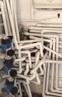 Всё - сталь. По крайней мере, в этом помещении

Вот увеличенное фото - где здесь пластик?