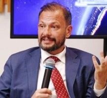 А как насчет мистера Брилева? Мистер Серж Брилев уже много лет является подданым британской короны, и одновременно российским журналистом. Напомню, что Британия - это один из самый ярых врагов России.