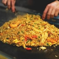 Это Egg-fried Rice. Его готовят по всей Азии.