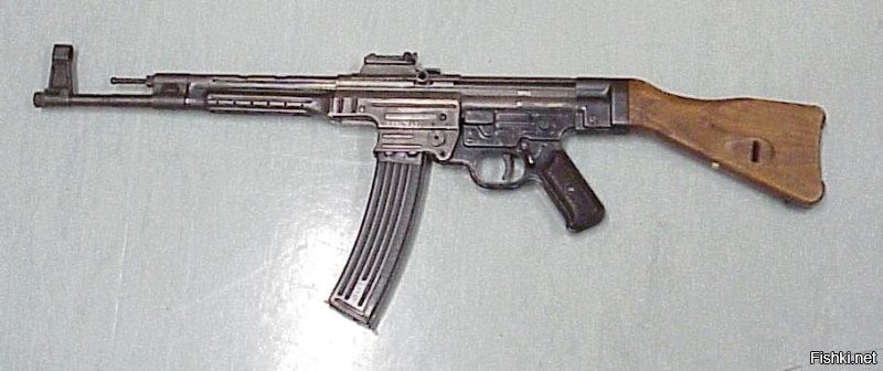 1. --- У немцев можно разглядеть автоматы АК. ---
Sturmgewehr 44