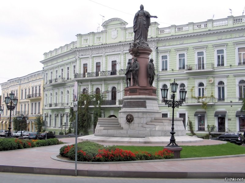 Найди два совпадения на памятнике. 
Коммунистам(большевикам) во главе с Уляновым было глубоко наплевать на Россию, они бредили мировой революцией.  Пока Джугашвили не разогнал все фракции и драный Коминтерн.  Только тогда промышленность сделала рывок.