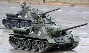 Жалко, что нам не показали фото Т-54 и АК в фильме "На войне как на войне", а вот самоходка СУ-100 законно снималась, так как первое боевое применение состоялось в январе 45-го, а фильм как раз про конец войны.